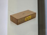 une boîte surmontée d'une horloge posée sur une table
