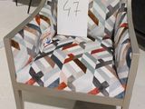une chaise sur laquelle est posée une pancarte, dans une pièce