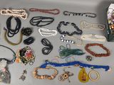 de nombreux types de colliers et de bracelets sur la table