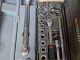 une trousse à outils posée sur une table