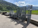 beaucoup de chaises qui sont posées au bord de la route
