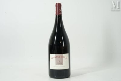 une bouteille de vin posée sur une table