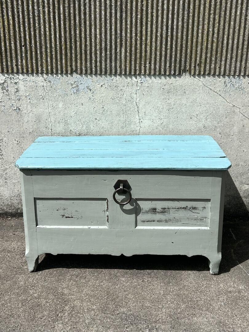 Coffre en bois laqué