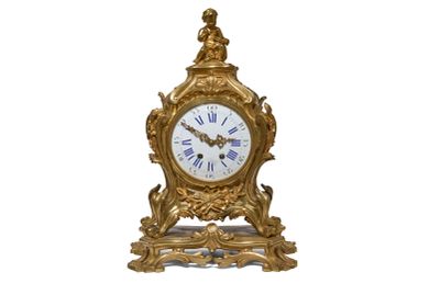 Pendule de cheminée de style Louis XV en bronze et laiton, à…