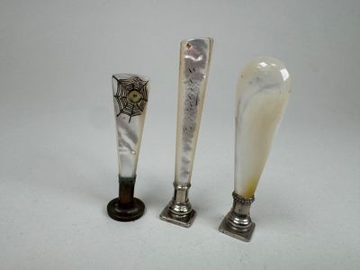 Trois sceaux à cacheter en nacre, l'un à décor d'une toile d… - Photo 1