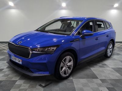 un 4x4 bleu garé dans un garage au sol en damier
