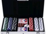 une mallette contenant des jetons de poker et des cartes à jouer
