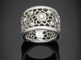 gros plan d'une bague en argent sur une surface noire