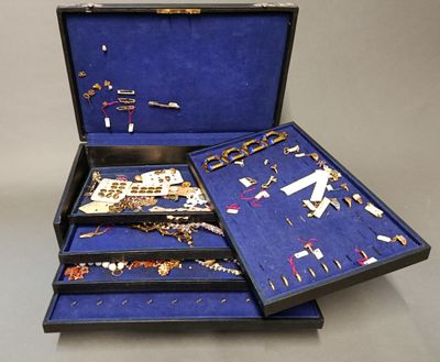 Plusieurs bijoux sont posés dans un écrin sur une table