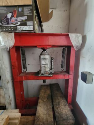 une photo d'un établi rouge sur lequel se trouve une bouteille