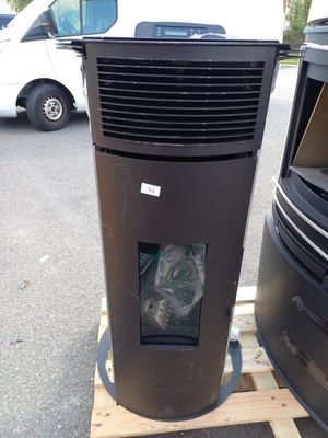 un climatiseur noir posé sur une palette à côté d'une camionnette blanche