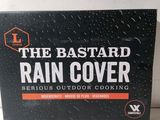 un gros plan sur une boîte de la housse de pluie « Bastard »