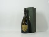 la bouteille de champagne est à côté de la boîte sur la table