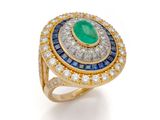une bague sertie d'une émeraude, d'un saphir et de diamants