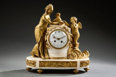 une horloge en or surmontée d'une statue