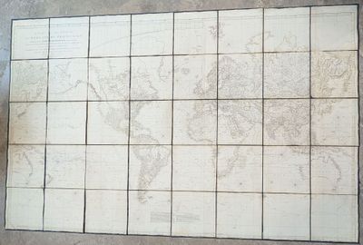 une image représentant une carte du monde accrochée au mur