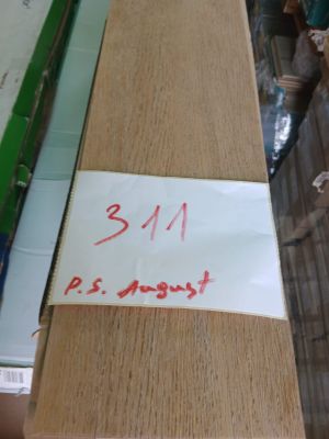 une photo d'un morceau de bois sur lequel est accrochée une étiquette de prix