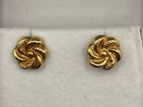 une paire de boucles d'oreilles dorées dans un coffret cadeau
