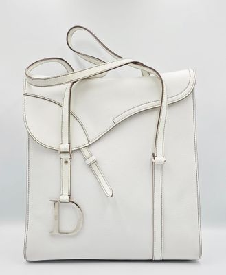 un sac à main blanc muni d'une boucle métallique sur la poignée
