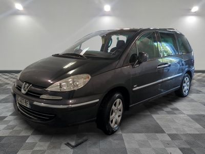 la photo d'une voiture noire garée dans un garage