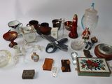 beaucoup d'objets en verre qui se trouvent sur la table
