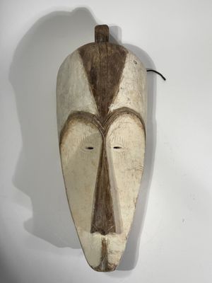 Masque africain de type Fang en bois sculpté et patiné