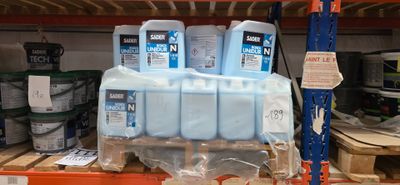 de nombreuses bouteilles d'eau sur une étagère dans un magasin