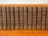 une étagère sur laquelle sont posés tout un tas de vieux livres