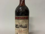 une bouteille de vin posée sur une table