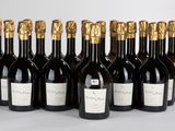 six bouteilles de vin sont alignées dans une rangée