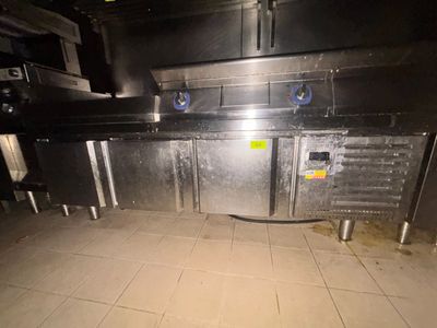 une image d'une cuisine commerciale avec beaucoup d'espace de travail