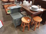 un grand nombre de meubles exposés dans un magasin