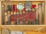 une boîte en bois remplie d'objets assortis sur une table