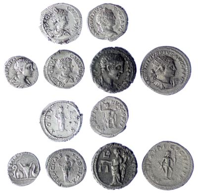 une image représentant une collection de pièces de monnaie romaines antiques sur fond blanc