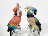 deux figurines de perroquets posées l'une sur l'autre