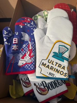 une boîte en carton remplie de t-shirts de toutes sortes
