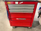 une boîte à outils rouge posée sur une table dans un garage