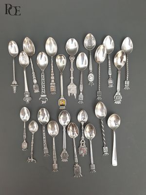 de nombreuses cuillères, disposées en forme de cœur