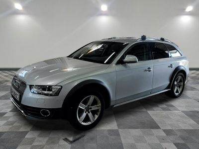 une photo d'un SUV Audi argenté dans un showroom
