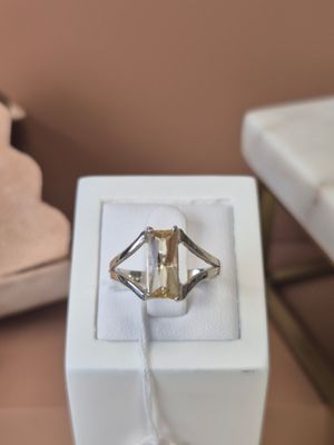 une bague qui se trouve dans une boîte sur une table
