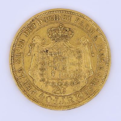 gros plan d'une pièce d'or sur une surface blanche