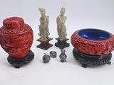 trois vases rouges posés les uns à côté des autres sur une table