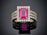 une bague en tourmaline rose et diamant