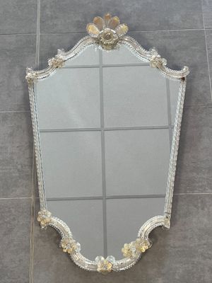 un gros plan d'un miroir accroché au mur d'une salle de bains