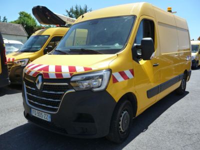 une camionnette jaune à rayures rouges et blanches garée sur un parking