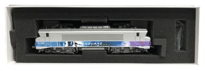 une photo d'un train miniature dans une boîte noire