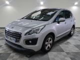 la petite voiture blanche est garée dans une grande pièce