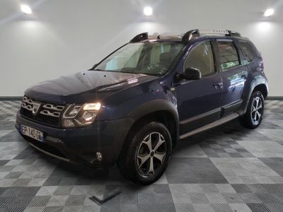 une photo d'un 4x4 bleu garé dans un garage