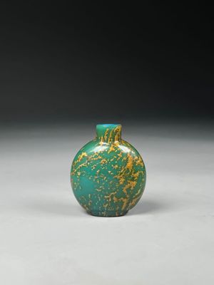deux vases verts posés côte à côte sur une surface blanche