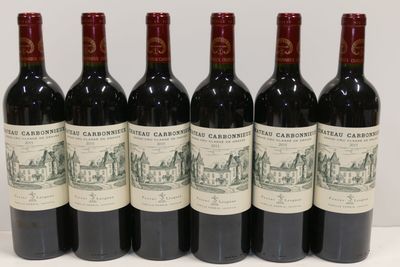 six bouteilles de vin rouge sont alignées sur une table